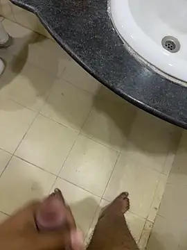 priyansh92924 online show from April 13, 2026, 10:37 pm