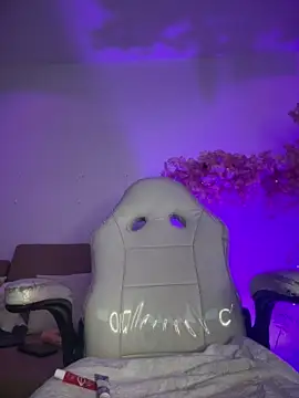 Doll Luna  online show from April 30, 2026, 8:15 pm