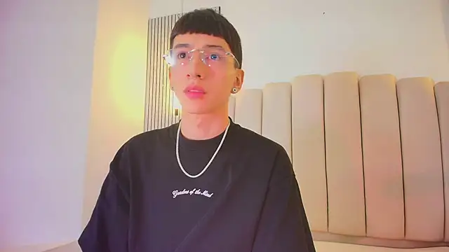 lian cameron online show from April 22, 2026, 3:53 am