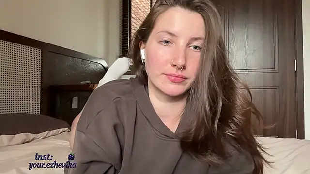 ItsEzheVika online show from February 2, 2026, 8:02 am