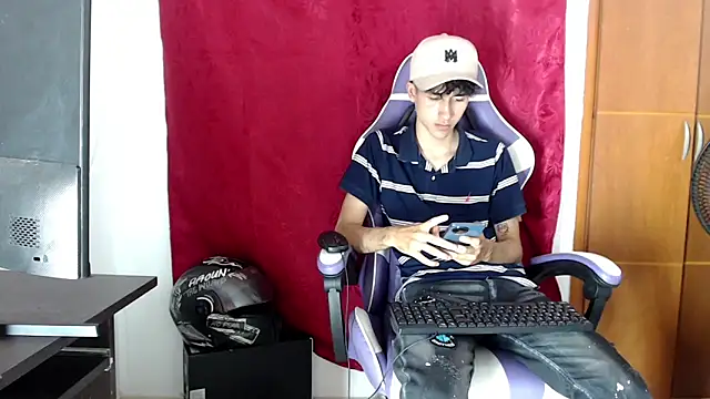 Snapshot of Johnny_cagee_ chatting on March 1, 2026, 12:12 am Johnny cagee online show from March 1, 2026, 12:12 am