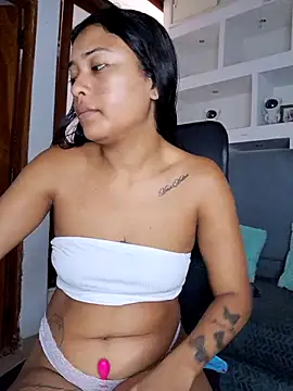 Layla em online show from March 1, 2026, 12:18 pm