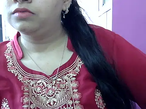 Cute Aliyaa online show from April 17, 2026, 9:45 am