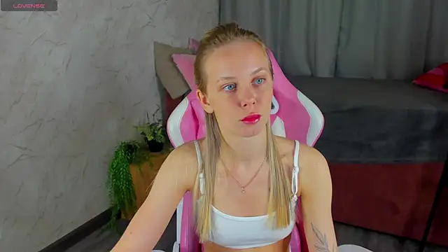 Tesssa Young online show from April 16, 2026, 12:44 am