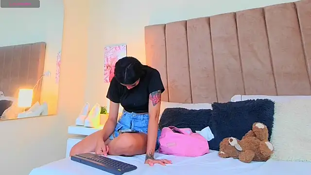 LANA LARSEN online show from April 21, 2026, 11:38 am