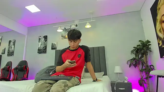 Snapshot of Raphael_Nyon chatting on March 3, 2026, 3:23 am Raphael Nyon online show from March 3, 2026, 3:23 am