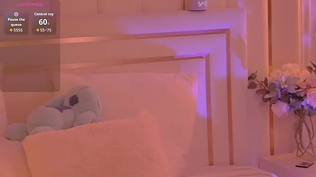 Snapshot of MollyHilton chatting on February 18, 2026, 7:43 pm MollyHilton online show from February 18, 2026, 7:43 pm