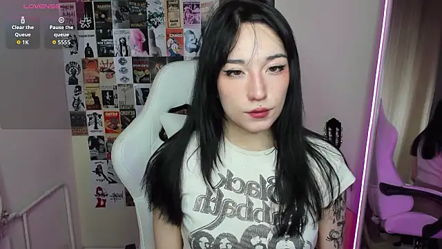 Snapshot of AliceeinWonderlanddd chatting on February 4, 2026, 1:33 am AliceeinWonderlanddd online show from February 4, 2026, 1:33 am