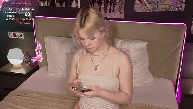 MollySoftGlow online show from April 14, 2026, 10:54 am