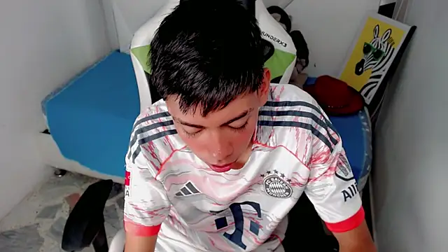 Snapshot of Liarr_ chatting on February 6, 2026, 8:01 pm Liarr online show from February 6, 2026, 8:01 pm