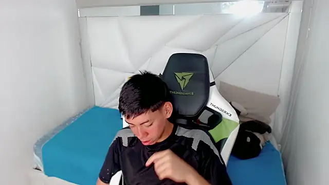 Snapshot of Liarr_ chatting on February 9, 2026, 7:51 pm Liarr online show from February 9, 2026, 7:51 pm