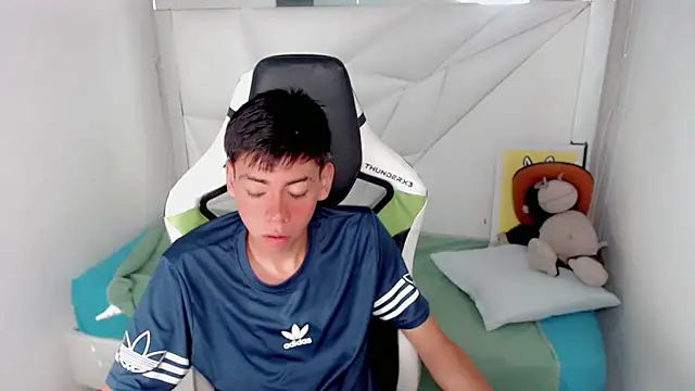 Snapshot of Liarr_ chatting on February 14, 2026, 8:05 pm Liarr online show from February 14, 2026, 8:05 pm