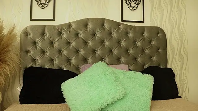 katt eyes  online show from April 8, 2026, 1:33 pm