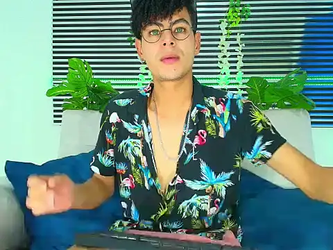 ThiiagoSaeenz online show from February 5, 2026, 3:11 am