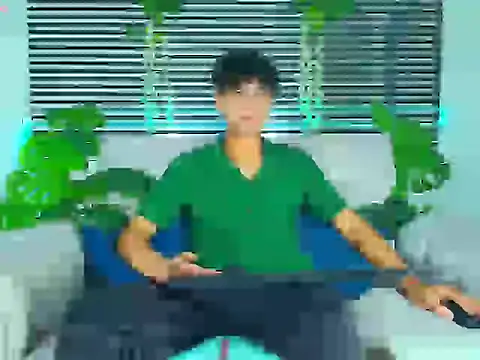 ThiiagoSaeenz online show from April 13, 2026, 3:39 pm