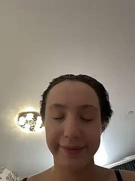 Snapshot of MiaTee chatting on February 9, 2026, 3:43 am MiaTee online show from February 9, 2026, 3:43 am