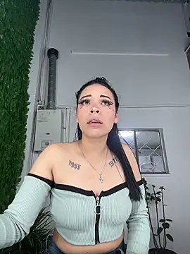 cristal  violetaa online show from February 11, 2026, 3:22 am