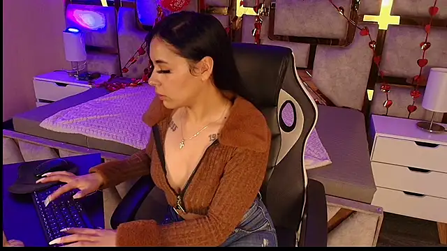 cristal  violetaa online show from February 21, 2026, 4:24 am