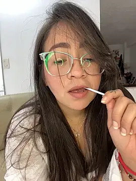 Snapshot of alisbloom chatting on February 17, 2026, 6:14 pm alisbloom online show from February 17, 2026, 6:14 pm