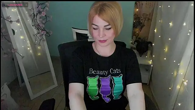 CuttieEmma online show from May 7, 2026, 12:54 pm