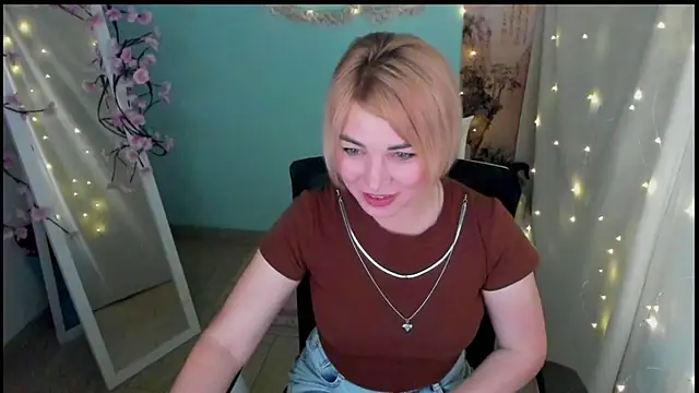CuttieEmma online show from June 16, 2026, 1:14 pm