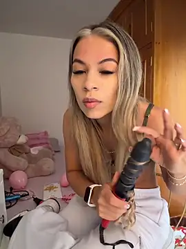Mia Rosee1 online show from June 7, 2026, 5:27 pm