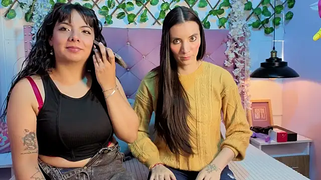 Valkiria-and-Dione online show from April 21, 2026, 7:28 pm