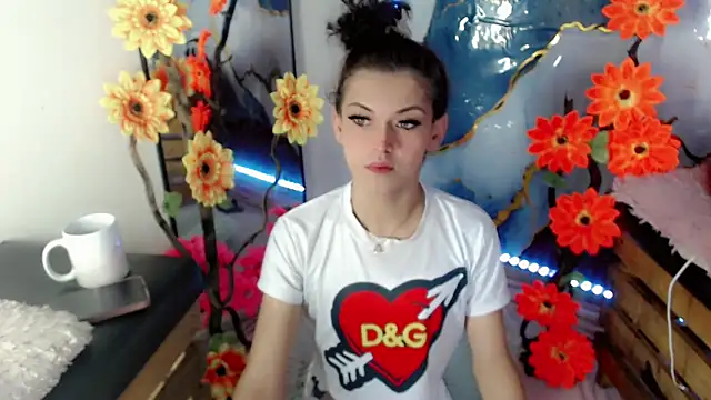 NathalialLooes online show from June 10, 2026, 5:07 am
