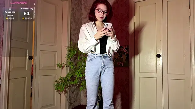 LaurynGeisinger online show from February 24, 2026, 1:42 pm