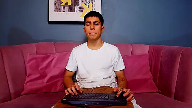 Snapshot of Aron_pulse chatting on February 17, 2026, 1:18 pm Aron pulse online show from February 17, 2026, 1:18 pm