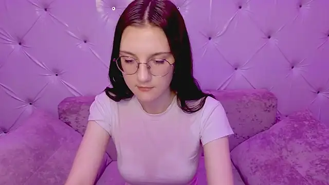 Snapshot of VixenLight chatting on February 4, 2026, 2:28 am VixenLight online show from February 4, 2026, 2:28 am