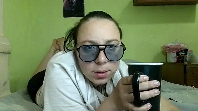 Snapshot of MillaSourety chatting on April 29, 2026, 3:27 pm MillaSourety online show from April 29, 2026, 3:27 pm