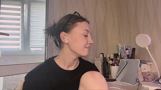 KimberleyBarfield online show from April 14, 2026, 3:07 pm