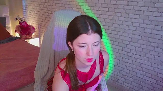 LunarDreamm online show from February 5, 2026, 1:27 pm