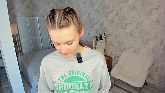 LianneBynon online show from February 4, 2026, 8:09 am