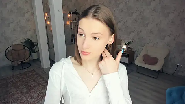 LianneBynon online show from June 1, 2026, 8:27 am