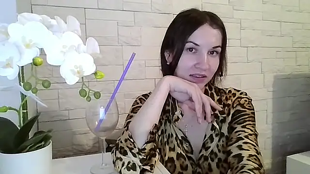 JuliaLovely online show from June 5, 2026, 6:35 pm