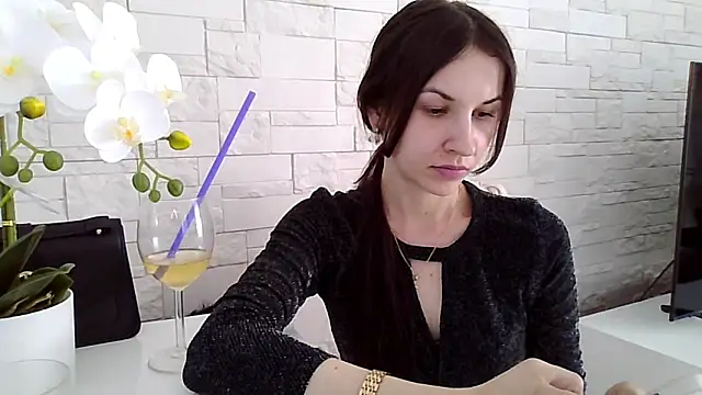 JuliaLovely online show from June 8, 2026, 2:39 pm