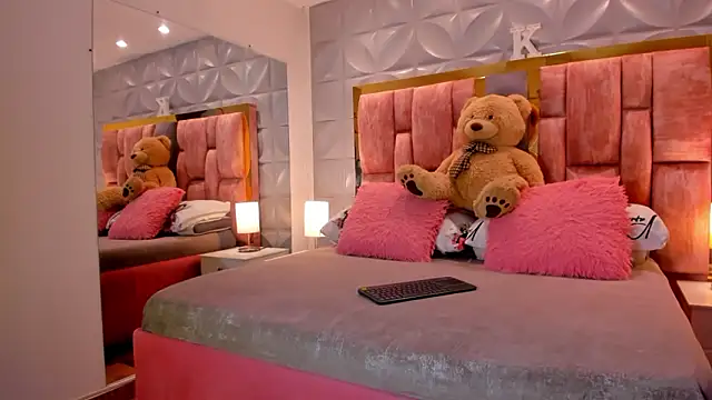 Snapshot of Paris_Velvet chatting on February 3, 2026, 10:04 pm Paris Velvet online show from February 3, 2026, 10:04 pm