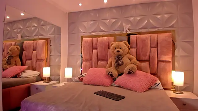 Snapshot of Paris_Velvet chatting on February 4, 2026, 10:15 pm Paris Velvet online show from February 4, 2026, 10:15 pm