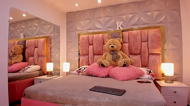 Snapshot of Paris_Velvet chatting on February 7, 2026, 10:13 pm Paris Velvet online show from February 7, 2026, 10:13 pm