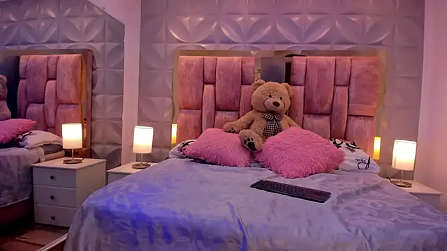 Paris Velvet online show from March 28, 2026, 10:31 pm