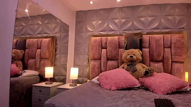 Paris Velvet online show from April 14, 2026, 11:11 pm