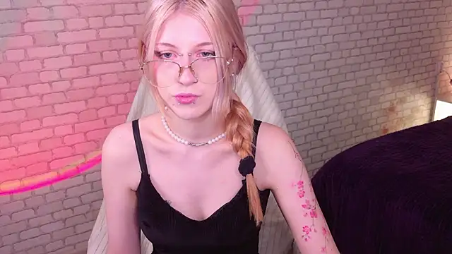 Snapshot of alicedews chatting on March 3, 2026, 2:12 pm alicedews online show from March 3, 2026, 2:12 pm