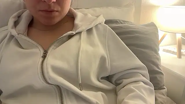 Lucyschickt online show from February 12, 2026, 4:24 pm