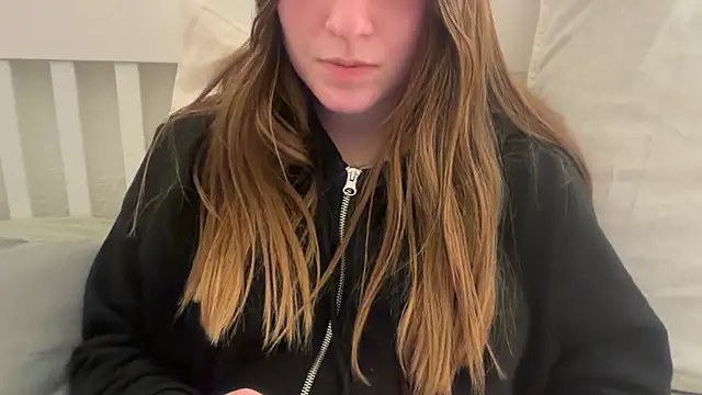 Lucyschickt online show from February 15, 2026, 7:54 pm