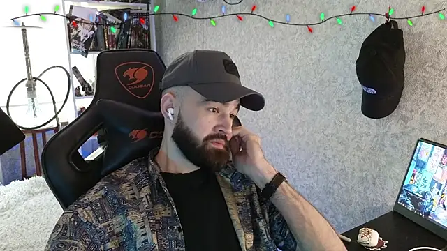 Snapshot of _Mostly_ chatting on February 6, 2026, 12:41 pm Mostly online show from February 6, 2026, 12:41 pm