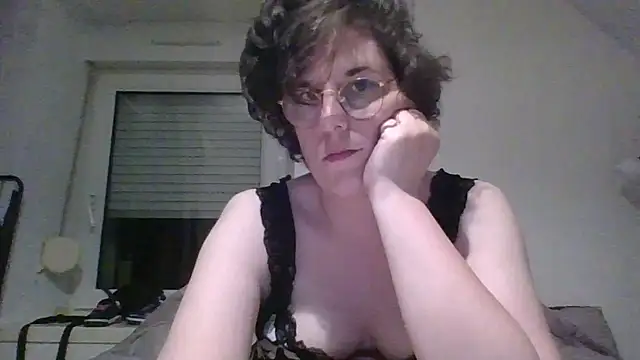 OIseauNoir88 online show from April 18, 2026, 8:09 pm