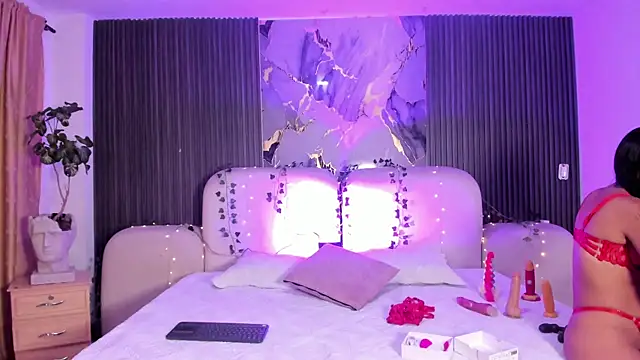 JazminRusso  online show from April 17, 2026, 4:48 am
