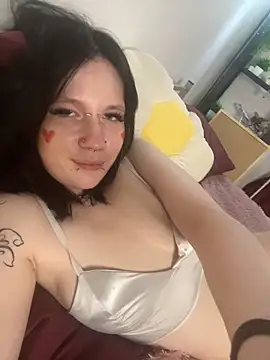 Snapshot of AuraShift chatting on February 14, 2026, 10:12 am AuraShift online show from February 14, 2026, 10:12 am